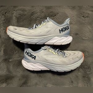 Hoka one one Arahi women’s 9.5 color blue and white .